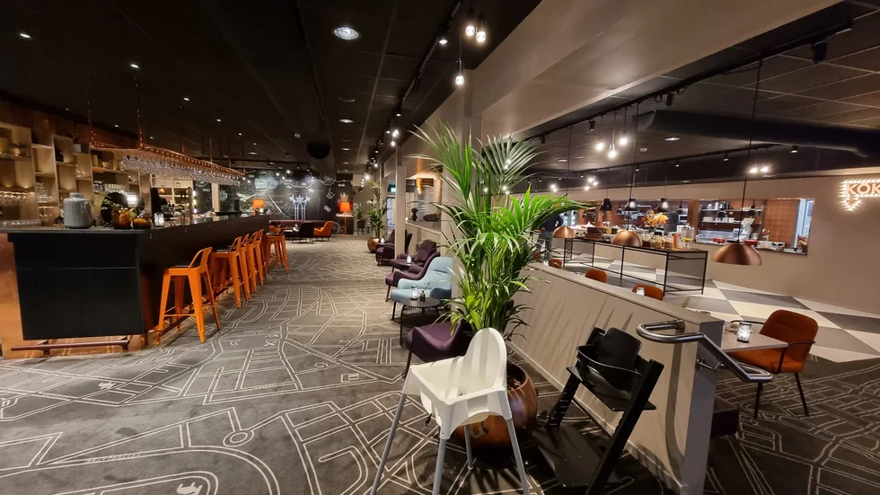 Scandic hotell i Luleå har fått en rejäl uppfräschning i och med tillbyggnaden. Frukostlokalen är ombonad och erbjuder många alternativ.