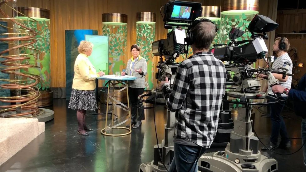 Suzanne Axell och Karin Granberg under en inspelning av "Fråga doktorn”. Foto: Elin Ala. 