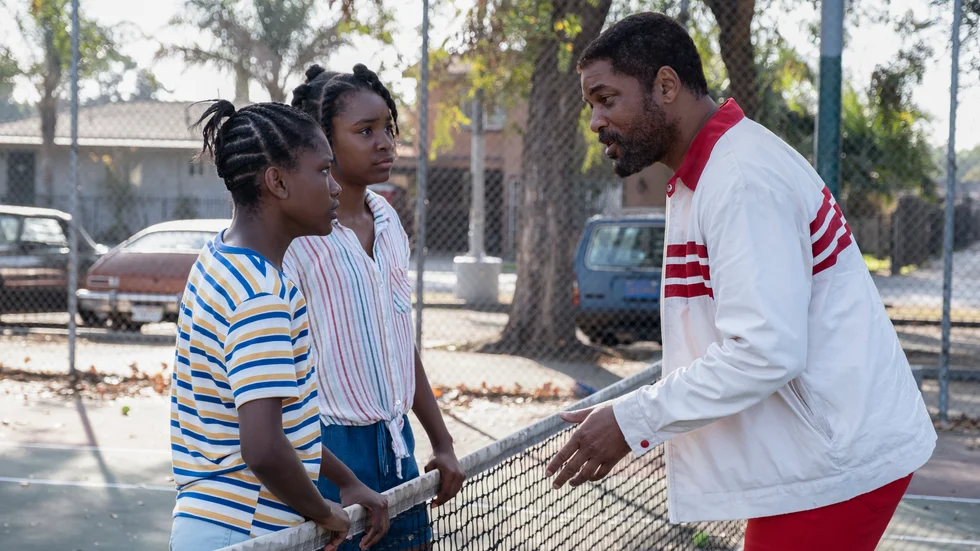 Will Smith (till höger) som Richard Williams tillsammans med Demi Singleton och Saniyya Sidney som Serena och Venus Williams i "King Richard." Pressbild.