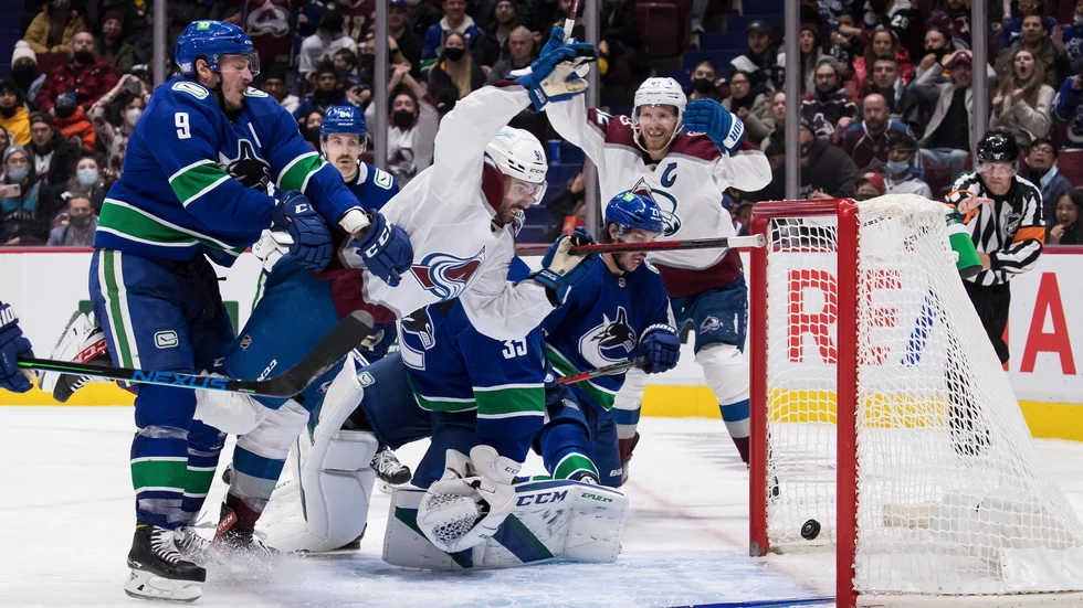 Colorados Nazem Kadri , i mitten, gör 2–2 mot Vancouver i NHL-ishockeyn och kaptenen Gabriel Landeskog jublar.