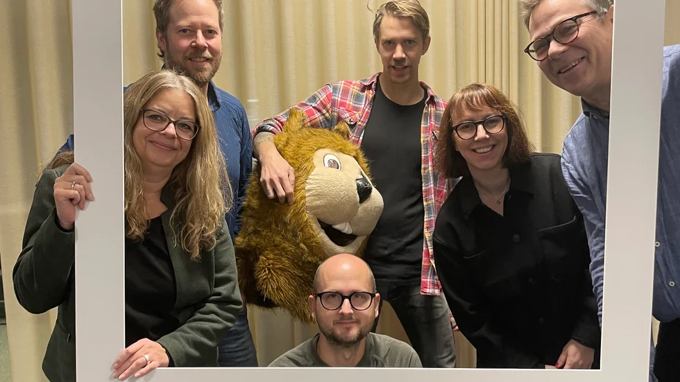 Kuriren dyker upp med en miniredaktion på stan torsdag 25 november. Kom förbi och snacka med oss och fira att vi fyller 160 år! Från vänster: insändare/familjeredaktör Anna Fantenberg, reporter Anders Appelgren, nöjesredaktör Magnus Tosser, onlinespecialist Simon Jakobsson, nyhetsredaktör Jessica Rosengren och reporter Mikael Leijon. 