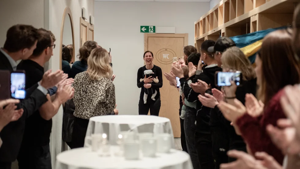 Elin Johansson gör sin comeback efter graviditeten på VM i England på fredag. Men under onsdagen blev hon överraskad av 27 företagare som gått med i en kampanj i syfte att samla in pengar till hennes fortsatta elitsatsning. 