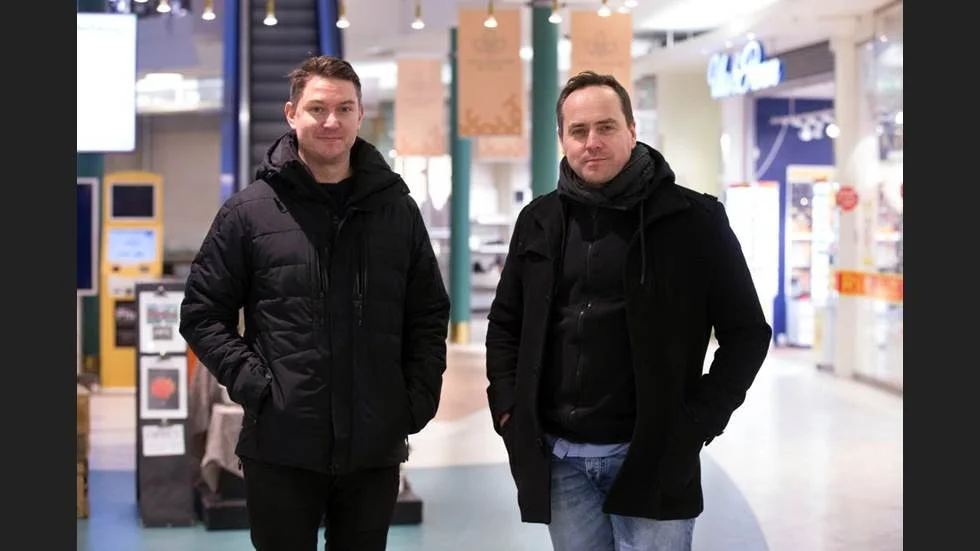  Arbetskamraten Michael Turesson, till vänster, följde med som stöd på Micke Holms audition. Foto: Maria Johansson/PT.