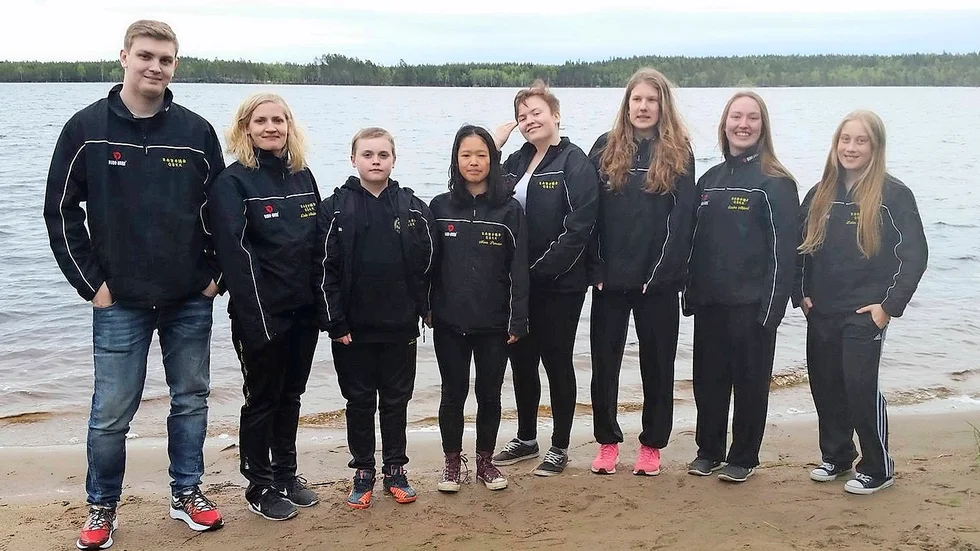 Hela laget. Guldstaden Shotokan fr v: David Knutar, Linda Andersson, Kalle Burman, Nova Pernetun, Fanny Burman, Tyra Johansson, Sandra Ahlard och Lukas Lindström. Foto: Privat.