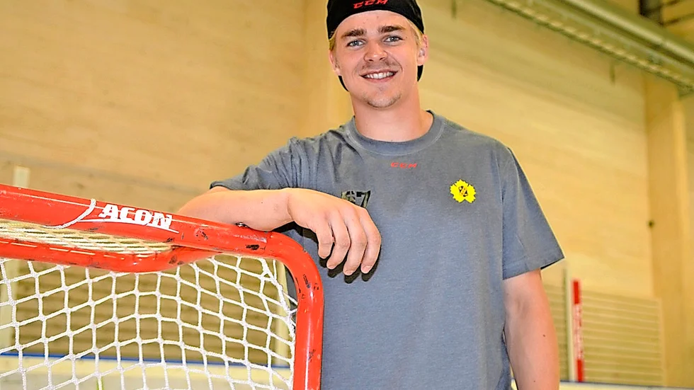 På plats. Emil Djuse kör tester med Skellefteå AIK i veckan och har redan fått den rätta träningsutrustningen. Foto: Roger Lindström.