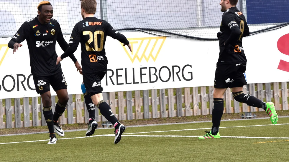 Andreas Smedbakken har jublat färdigt för den här säsongen med Linus Almqvist och Grace Tanda.