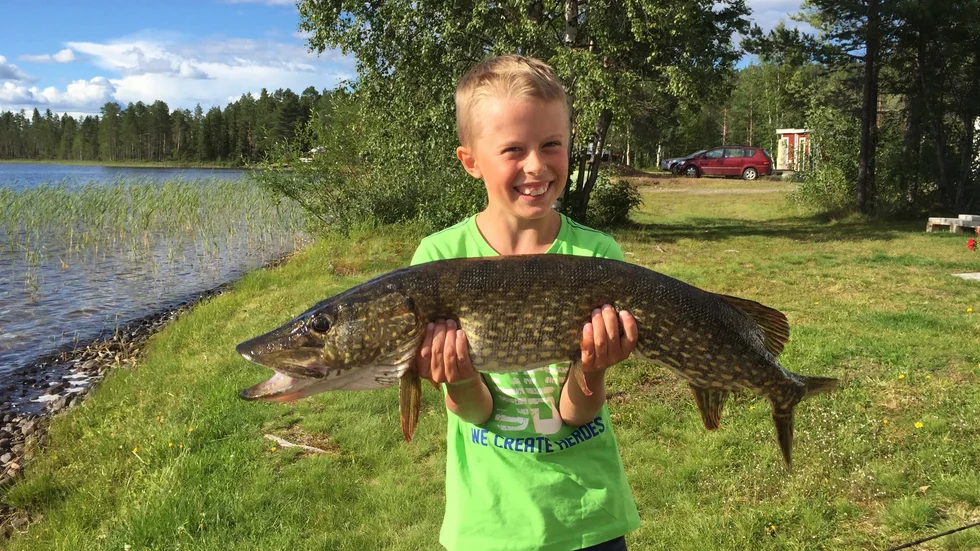 Fiskelycka. Carl Andersson var så här glad efter att ha fångat storgäddan. Foto: Privat.