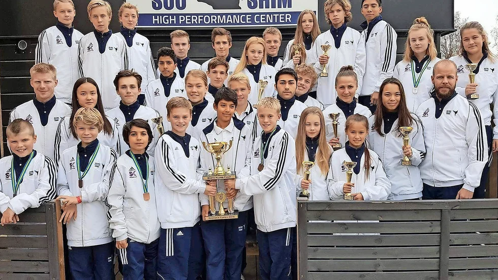 Bästa klubb. 20 medaljer på Svenska cupen 1 innebar pris som bästa klubb för Soo Shim Taekwondo.