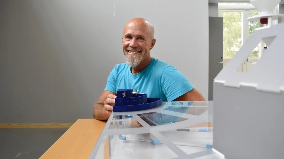 I ”Den automagiska staden” får barnen under Roger Marklunds ledning ”under mark” koppla ihop de olika tekniska systemen som finns i en vanlig stad. Foto: Elisabeth Eriksson.