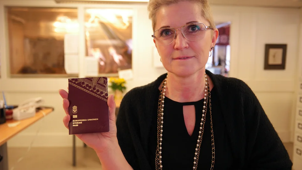 Nya regler. Christina Normark på polisen i Skellefteå berättar om de nya passreglerna. Foto: Jacob Stephenson.