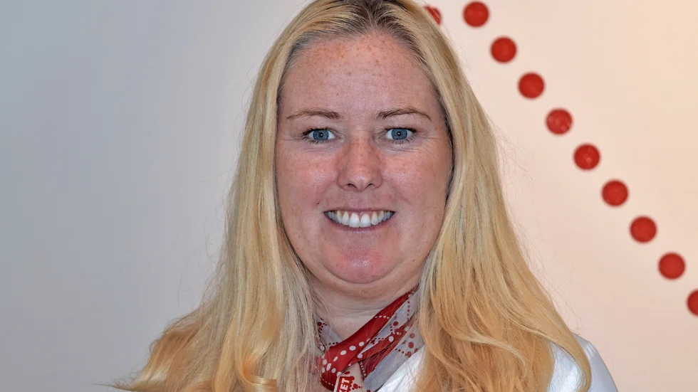 Full huggning. Linda Lundvall, säljchef på Ticket i Skellefteå, säger att trycket mot resebyråerna är hårt då så många omvälvande händelser i omvärlden påverkar resandet.