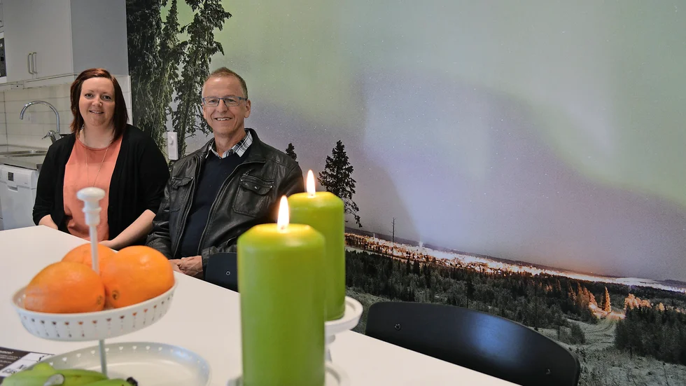 Dukar upp. Laila Ström och Sune Eriksson i frukostmatsalen, där en vägg pryds av Jesper Stenmarks foto av Norsjö i norrsken. Foto: Lennart Enkvist.