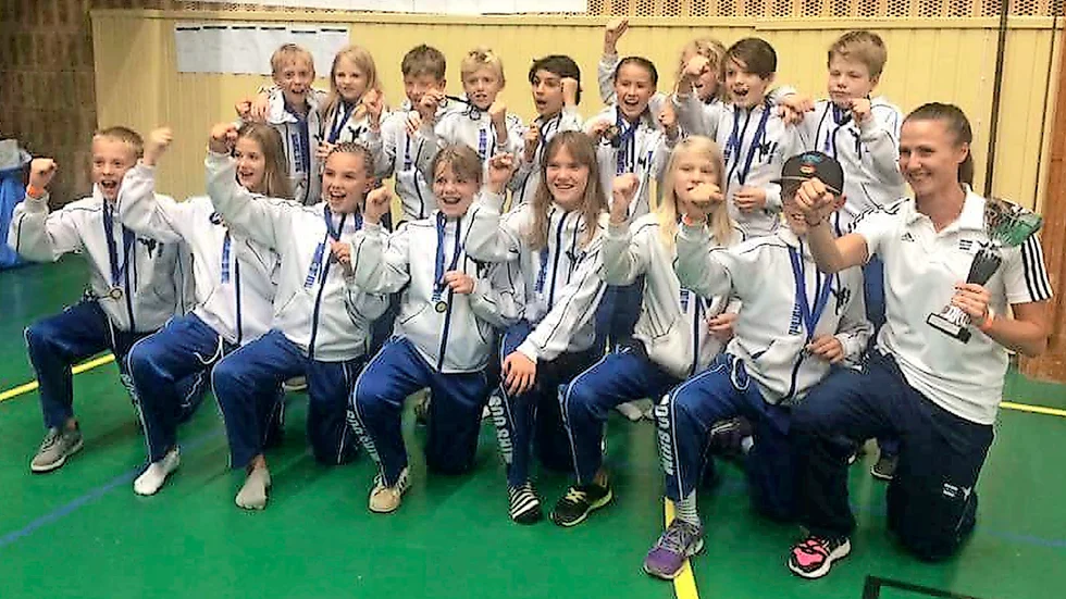 Framgångsrikt gäng. Här ses gruppen avancerade barn tillsammans med coachen Caroline Persson.