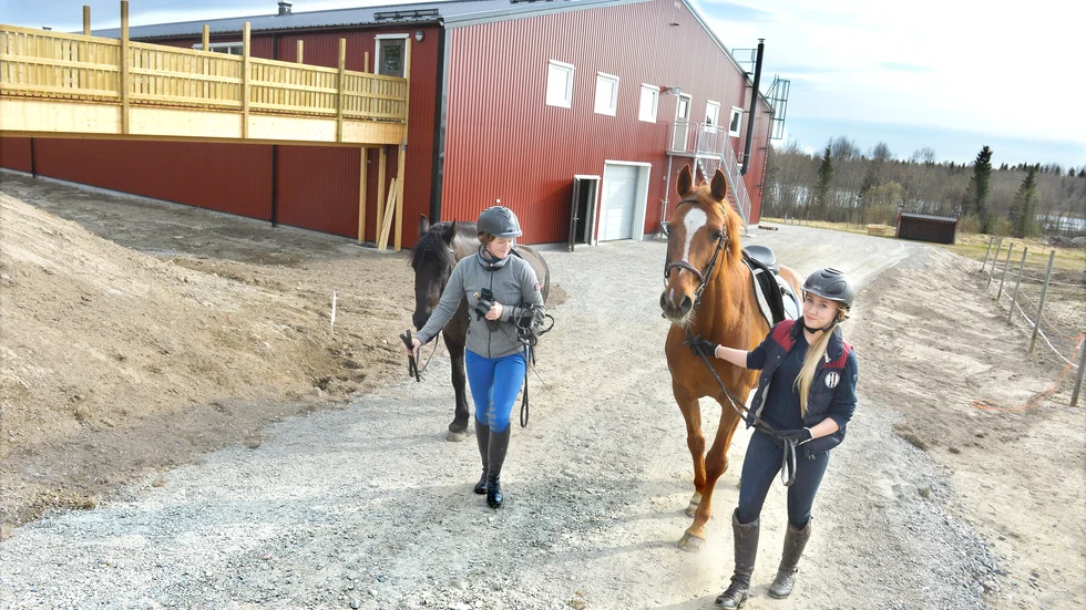 Utsikt. Ridinstruktörerna Julia Ceder och Ida Strömbergsson är jättestolta över den nya manegen. Foto: Jeanette Lövgren.