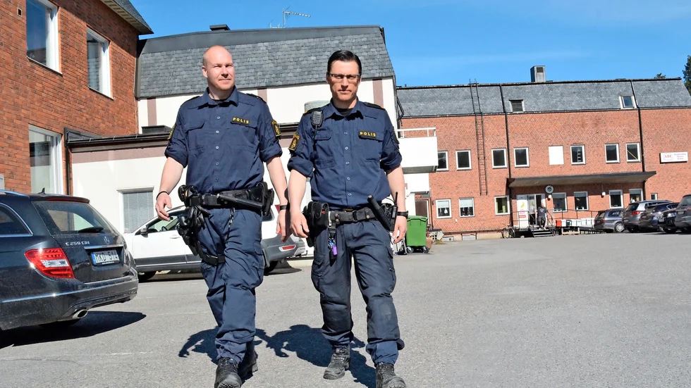 På rätt väg. Det är viktigt att polisen finns på orten, tycker Tommy Kurkinen och Reidar Hjukström. Foto: Lennart Enkvist.