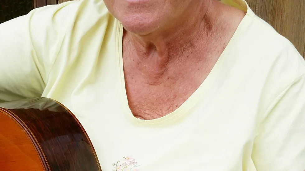Anna-Greta Wallgren. Hon spelade gitarr och sjöng sommarsånger.