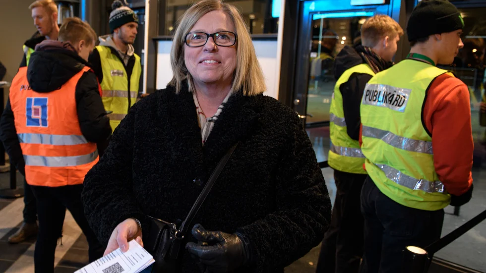 Agneta Strands visar sitt covidpass. Kontroll av vaccinationsbevis vid insläpp till Löfbergs Arena.
