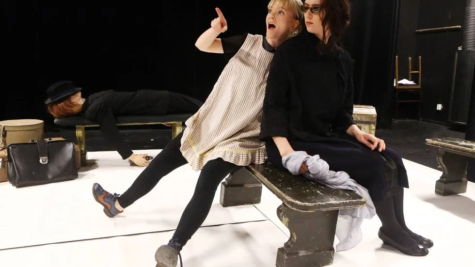 I pjäsen Fantasi för hjälte och slocknad stjärna uppstår ett samtal om den skavande kvinnorollen mellan Pippi Långstrump (Stina Svensson) och Greta Garbo (Anneli Wallander).