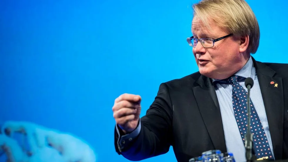 Helhetsbedömningar. Peter Hultqvist borde ta ett samnordnande grepp över regeringens försvars- och säkerhetspolitik. Det vore tryggt för Sverige.