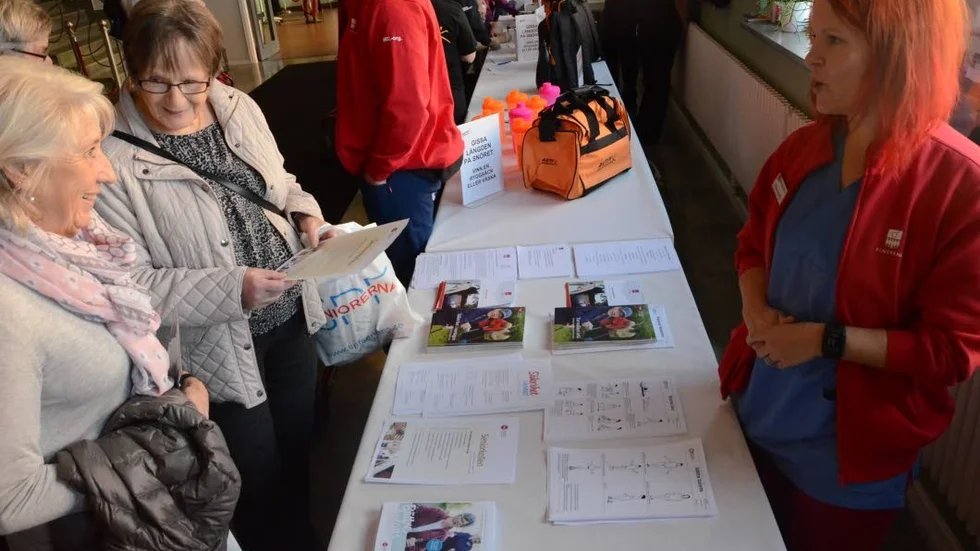 Checklistor. Vid bordet hos Hemsjukvårdens kommunrehab stannade många besökare på Seniordagen för att titta på de checklistor som de hade för att bland annat minska risken för fallolyckor.