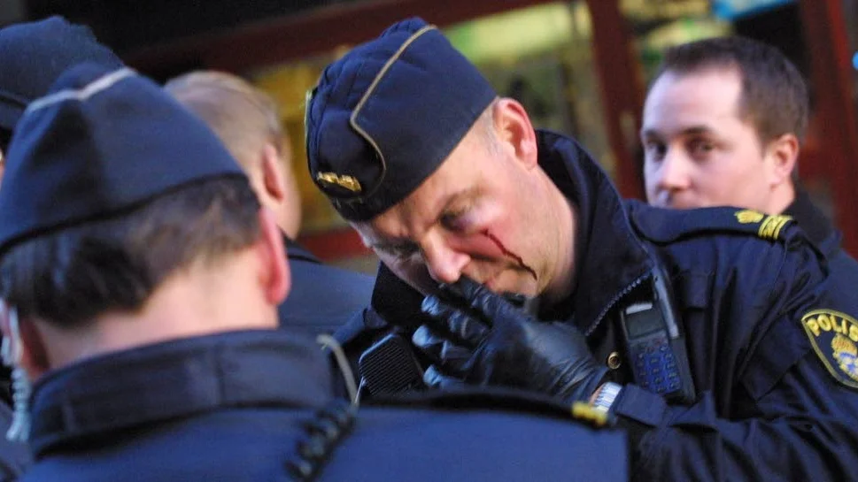 Rättsstatens frontlinje. Polis- och polisnära arbetsuppgifter är ofta påfrestande, obekvämt, ibland farligt och nästan alltid lågt avlönat.