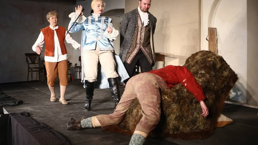 Vill skoja. Baronen och hans följe upptäcker bonden Jeppe på berget som har stupat i en gödselstack. Och de bestämmer sig för att skoja med honom. På bilden: Yvonne Lundeqvist, Jenny Antoni, Joel Berg och Claës Weinar.
