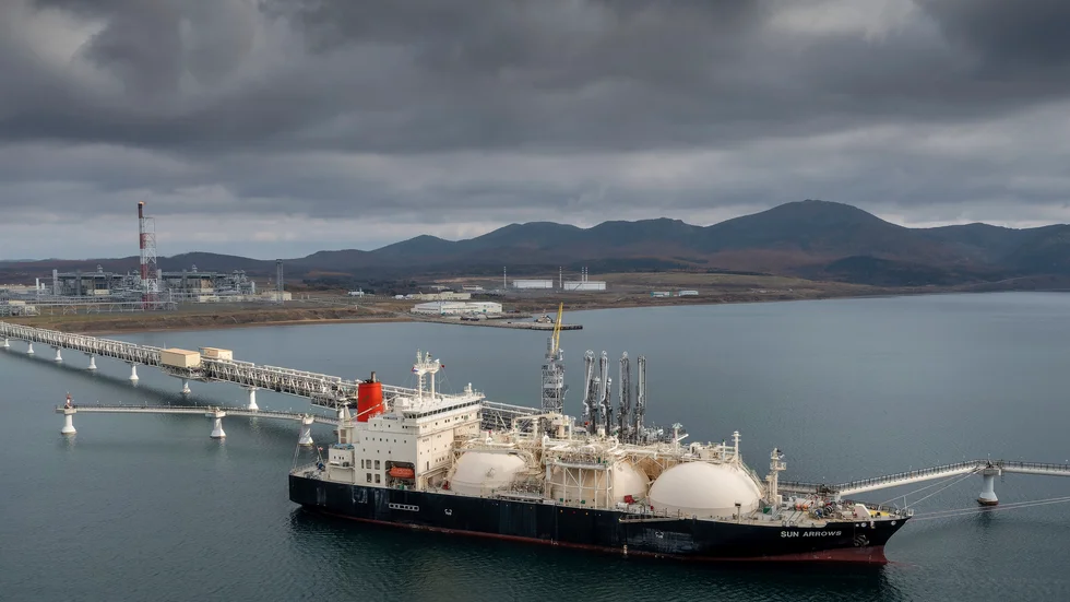 Naturgastankern Sun Arrows vid Sakhalin 2, en systeranläggning till den som Exxon nu drar sig ur. Arkivbild.