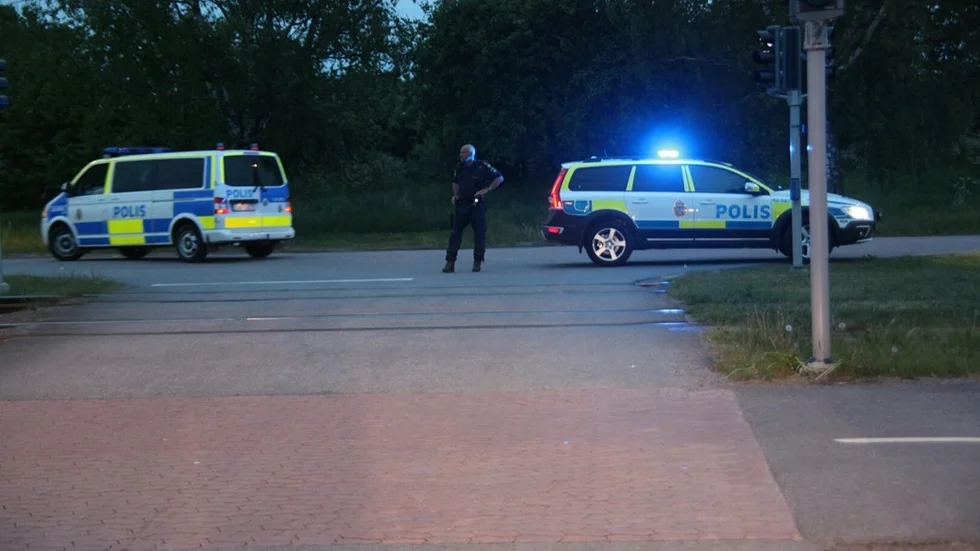 Polisen söker under natten efter mannen.
