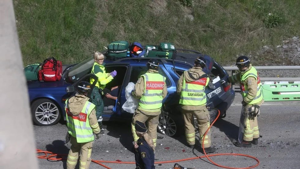 FAST. Föraren av personbilen får hjälp att ta sig ut.
