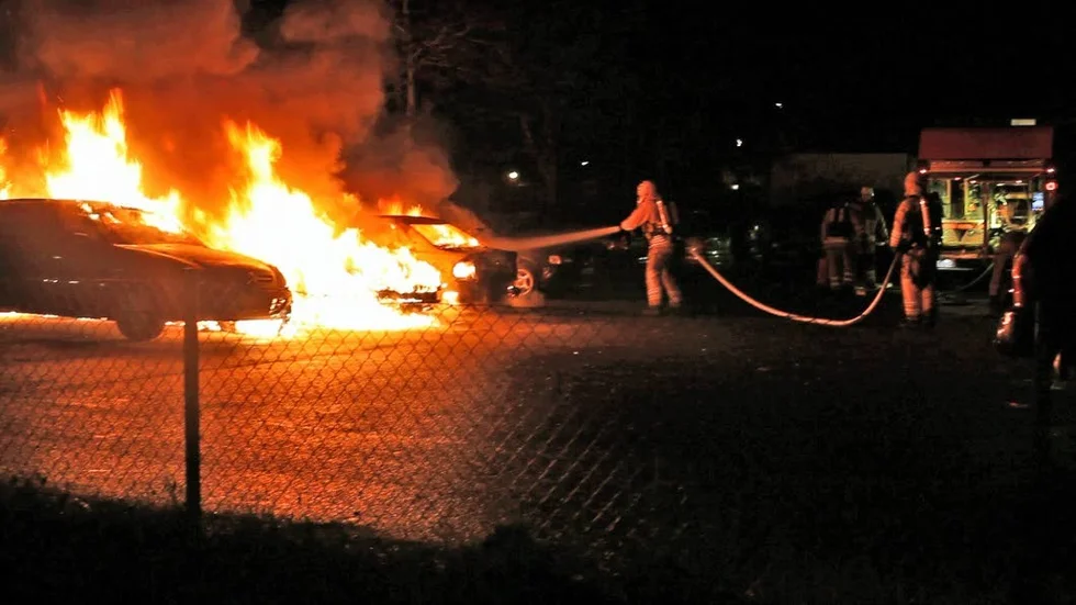 Bilar i brand. Natten till måndag brann sju bilar i Klockaretorpet. Ingen har gripits. Den här gången heller.