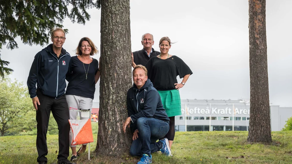 Bakre raden från vänster Tomas Norström, Skellefteå OK, Maria Broman, Visit Skellefteå, Leif Gustavsson, kultur- och fritidschef, Helena Renström, marknadschef Skellefteå kommun. Främre raden Ola Mannberg, Skellefteå. Samtliga står framför Skellefteå Kraft Arena, som ska bli huvudnav för tävlingen 10MILA, som kommer till Skellefteå våren 2023. Foto: Ted Logart
