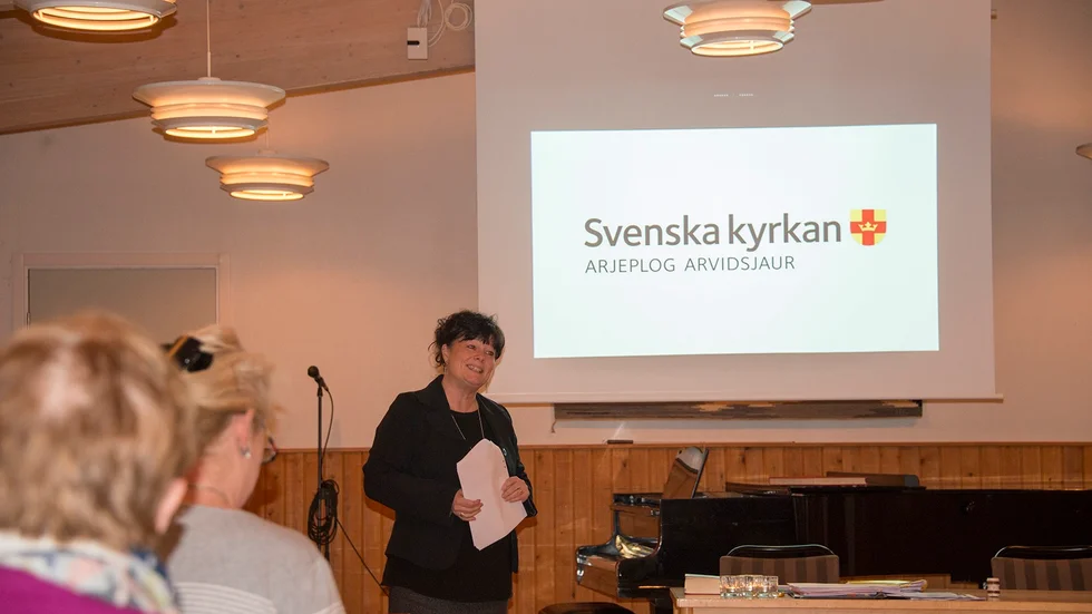 Ny logga. Birgitta Holstein Marklund, nytillträdd kamrer sedan oktober, presenterade det gemensamma pastoratets nya logotyp.