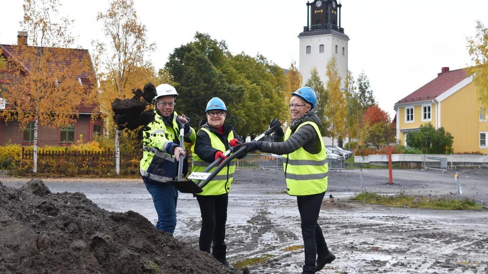 Spaden hölls av Kurt Nyström, NCC, samt Harriet Classon och Åsa Andersson från Skebo. Foto: Yvonne Rönngren.