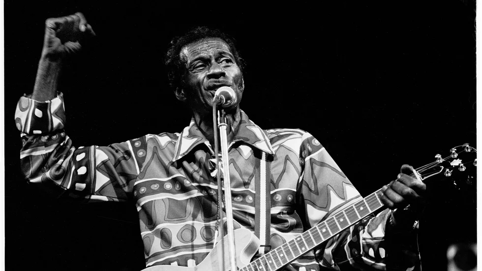 Chuck Berry i Norrköping 1984. Stenhård redan på flygplatsen. Inga intervjuer. Här går en levande legend. Några timmar senare i Himmelstalundshallen kör han sin duck-walk och alla de nummer som i stort sett varenda rockband försökt greppa i replokalen, standards som inte blir det när upphovsmannen själv är på plats.