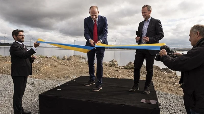 Emil Högberg, regeringskansliet, och Mikael Lindmark, Blaikenvind, inviger Blaiken vindkraftpark tillsammans med Skellefteå Krafts vd Hans Kreisel.