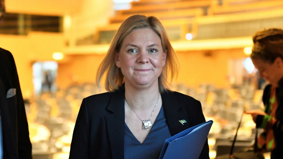 Magdalena Andersson lämnar riksdagens plenisal efter att återigen ha valts till statsminister.