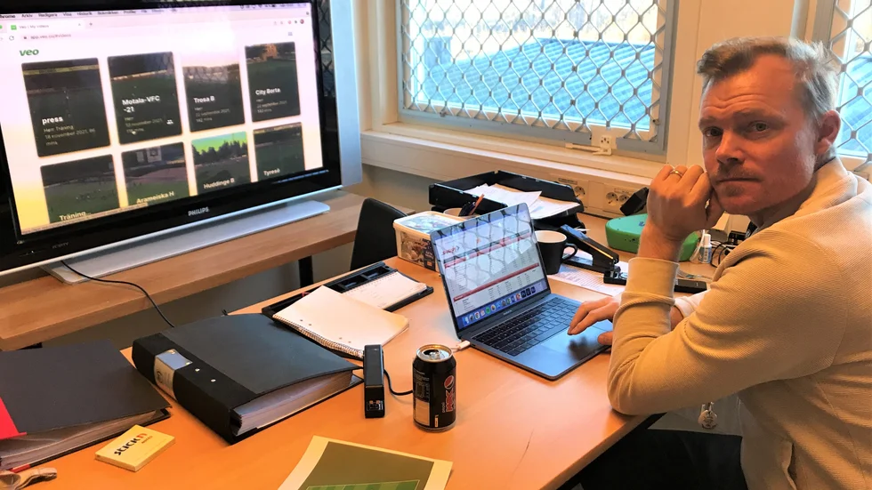 Martin Axéns analysbås på Idrottsparken. Här satt tidigare Christer Persson. Nu ska Motala AIF göra ett nytt försök att etablera sig i ettan. "En i varje lagdel behöver vi", säger Axén när han gästar Sportsnack dagen efter uppgången till division 1.