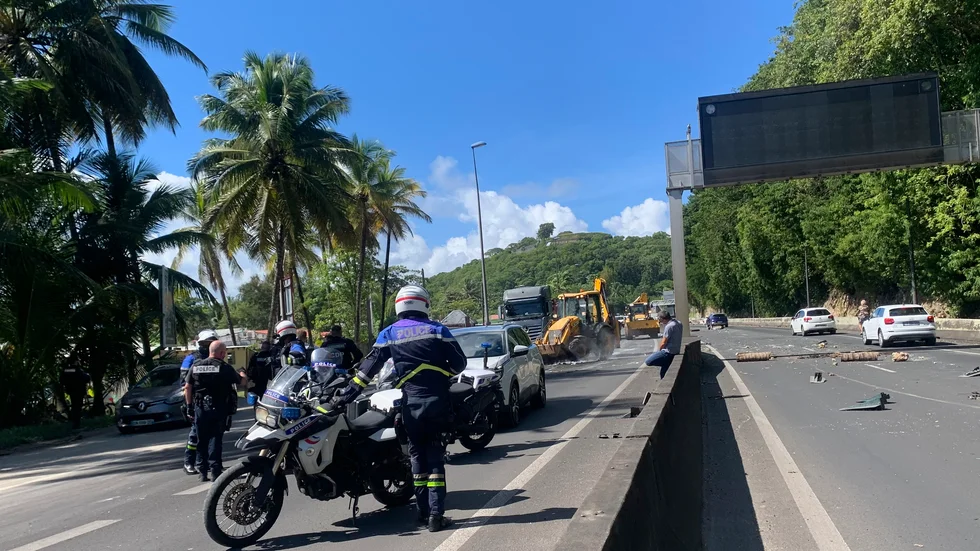Poliser på plats i Guadeloupe i samband med protester i november förra året.