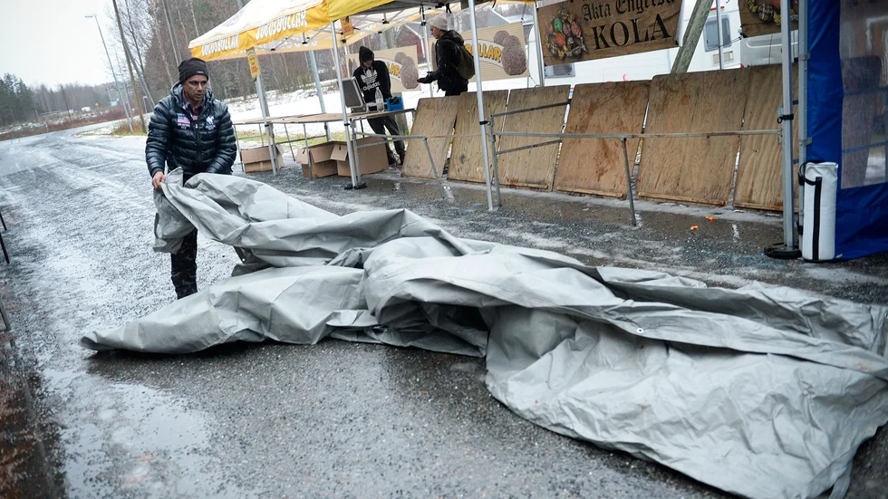 Packar ihop. Det regniga vädret gjorde att säljaren Nadeem Syed valde att packa ihop lite tidigare än stängning. Foto: Carina Kvist.