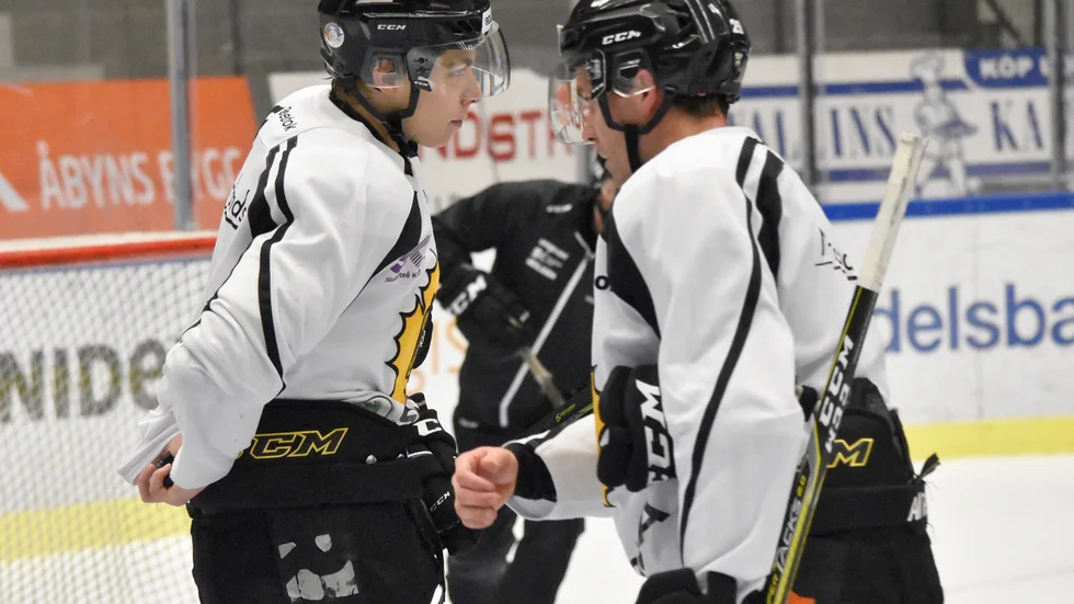 Sanck. Matt Andersson (t h) tar ett snack med Filip Engarås. Foto: Roger Lindström.