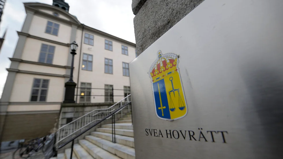 Hovrätten dömer en man för sexuellt ofredande mot två praoelever. 