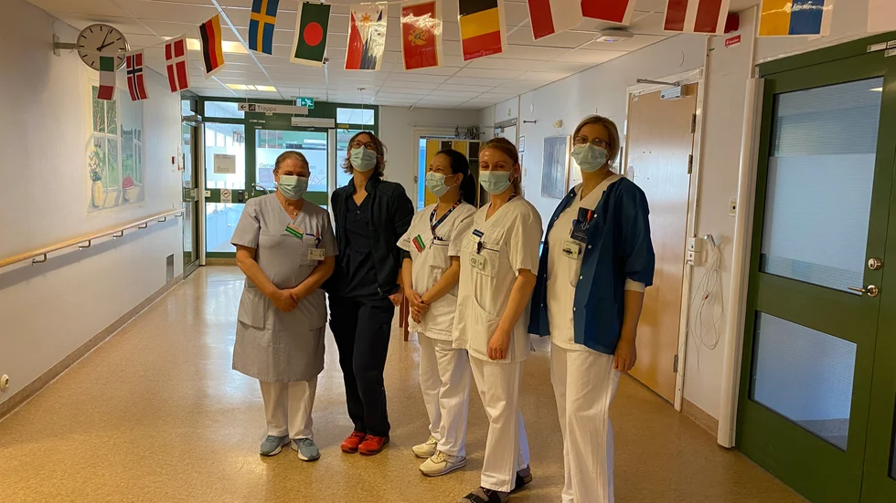 Zuke Berisha, Anneleen Eycken, Rowena Arman, Dana-Maria Dumitriu och Mihaela Tigancea arbetar alla på samma klinik på Nyköpings lasarett. Här finns medarbetare från 33 olika länder.