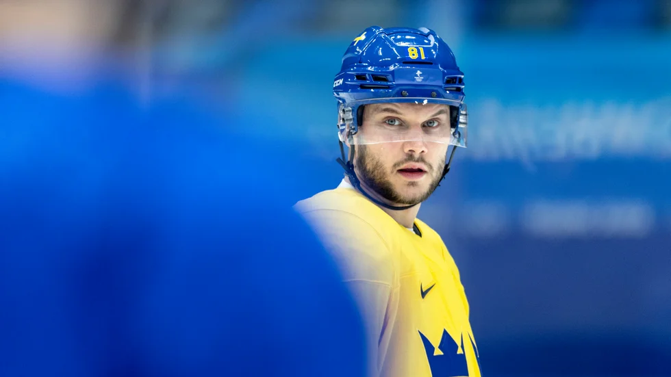 Theodor Lennström i träning med Tre Kronor efter att ha blivit utsläppt ur covidkarantänen.