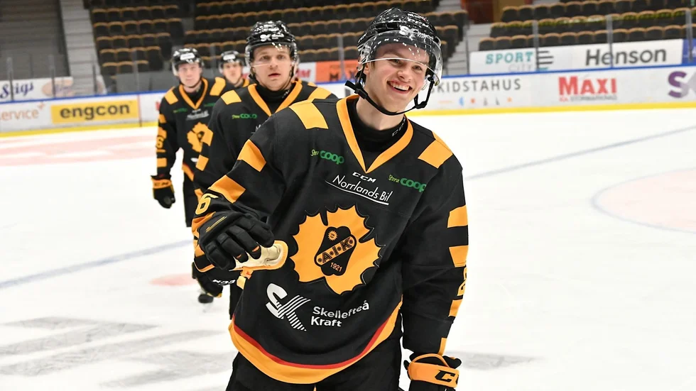 Skellefteå AIK:s Simon Robertsson jublar efter sitt 2–0-mål i toppmötet mot Södertälje. 