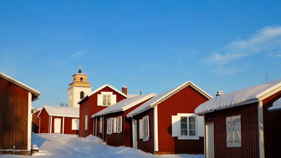Snön ligger vit över kyrkbyn.