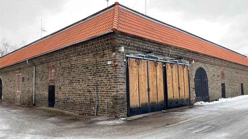 Räddningstjänsten är i dag inrymd i en gammal brukslokal från 1700-talet som ligger mitt inne i Söderfors. Lokalerna har problem när det gäller arbetsmiljö, utrymme för bilar och så är utryckningsvägarna inte bra.