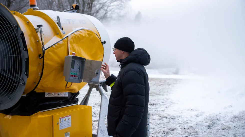 Regn, storm och plusgrader stoppar inte Kurt Gustafsson och de andra eldsjälarna i Finspångs skidallians.