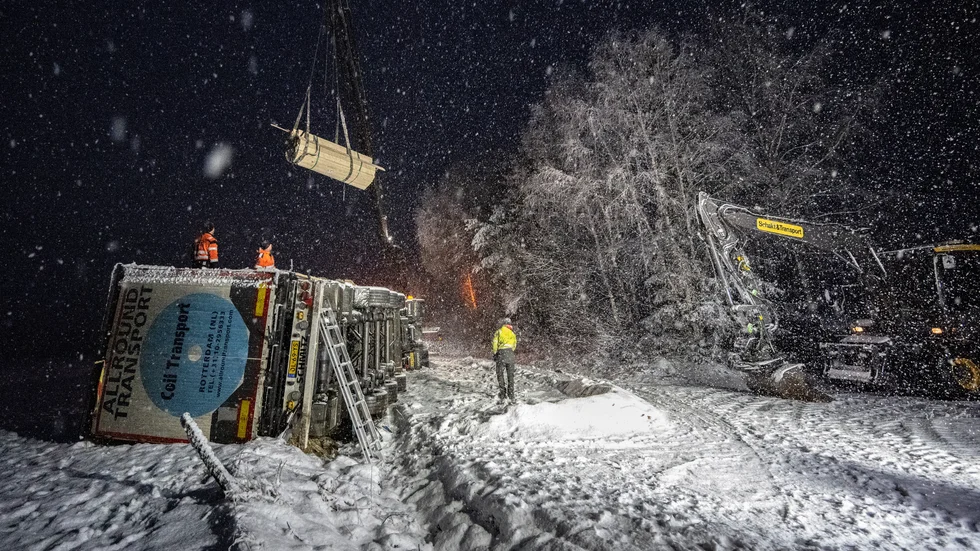 En lastbil som vält i halkan norr om Röke utanför Hässleholm bärgas i ymnigt snöfall på tisdagskvällen.