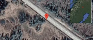 Personbil stillastående på E10 - helt stopp i ett körfält