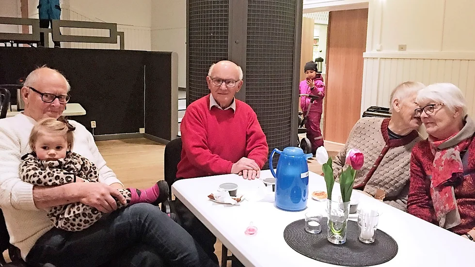 Frv Karl-Erik Johansson med barnbarnet Belle Envall, Norbert Krauland, Rut Krauland och Gunborg Stenzelius deltog i invigningen Foto: Catrine Karlsson.